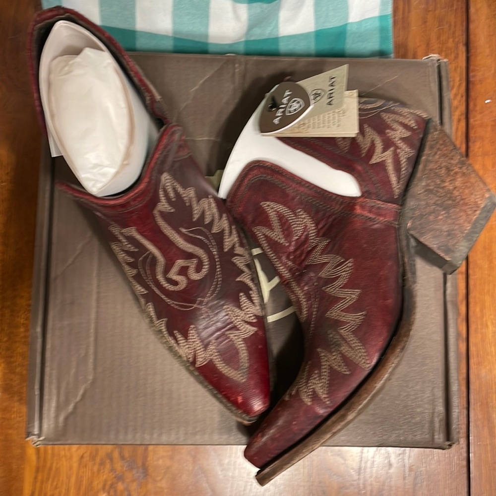 NIB w/Tags Red Ariat Dixon Boots hard to find 9.5